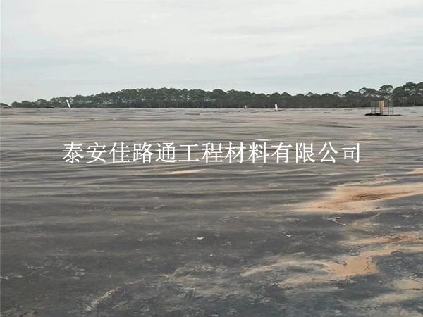 沼氣池黑膜運(yùn)輸“三字訣”：穩(wěn)、護(hù)、查